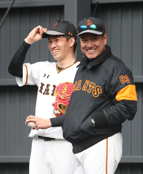 原監督（右）に声をかけられ、笑顔を見せる巨人高橋（撮影・林敏行）