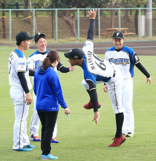 練習前、日本ハム柿木（左端）の投球ものまねをする万波（左から4人目）。同2人目は吉田輝、右端は田宮（撮影・江口和貴）