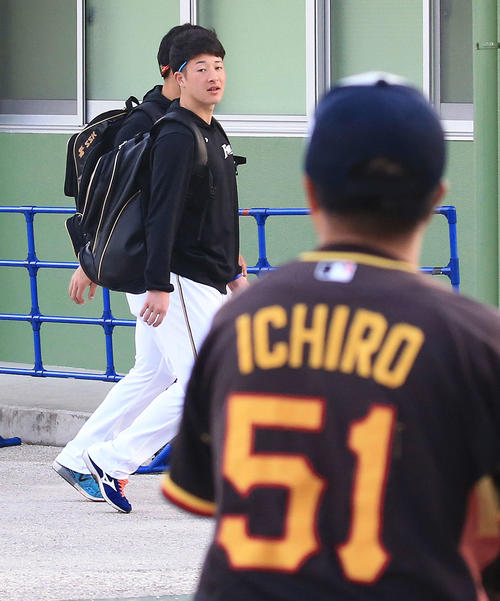 練習前、イチローのユニホームを着たファンからの朝のあいさつを返す日本ハム吉田輝（撮影・江口和貴）