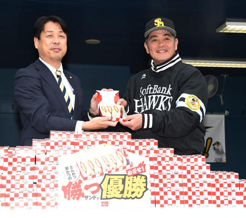 とんかつの浜かつからカツサンドを贈呈される工藤公康監督（右）（撮影・今浪浩三）