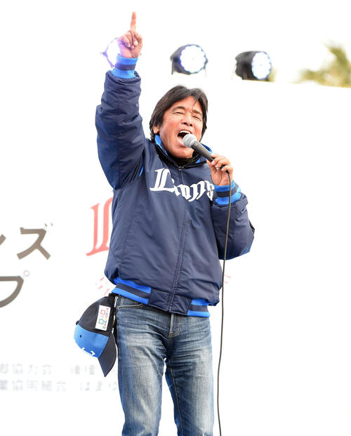 パレードに駆けつけた歌手の松崎しげる（撮影・たえ見朱実）