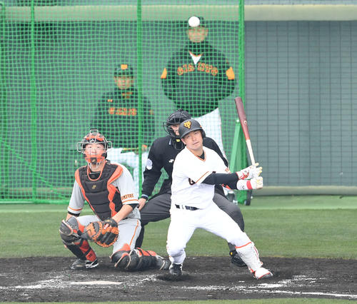 巨人紅白戦　5回裏1軍無死、山本は中前打を放つ（撮影・山崎安昭）