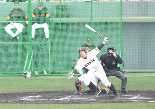 巨人紅白戦　7回裏1軍1死、岡本は右中間へ二塁打を放つ（撮影・山崎安昭）