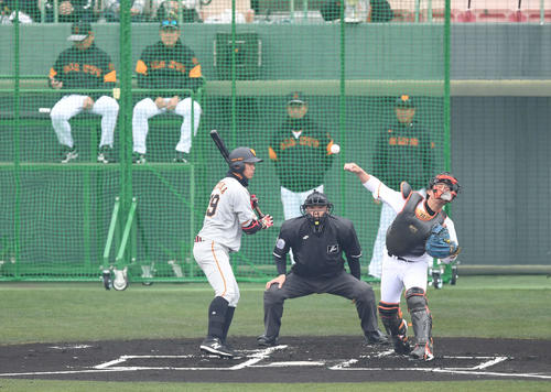 巨人紅白戦　1回表2軍1死一塁、小林（右）は吉川大の二塁盗塁を阻止する（撮影・山崎安昭）