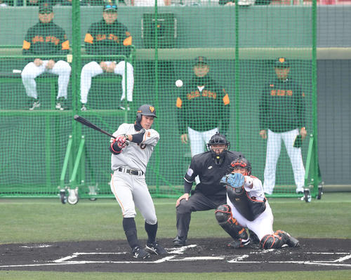 巨人紅白戦　1回表2軍2死、立岡は中前打を放つ