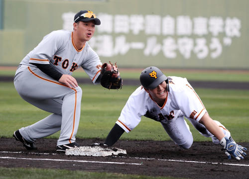 2軍対1軍　2回裏1軍2死一塁、坂本工宜のけん制でアウトとなる和田（撮影・垰建太）