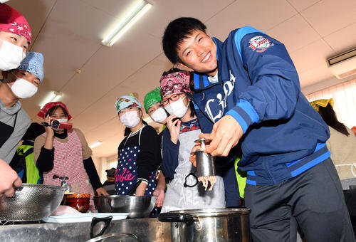 南郷小学校の生徒と地元名産の「魚うどん」作りを体験した西武松本航（撮影・たえ見朱実）