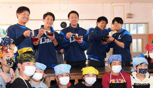 「美味しくできました」南郷小学校の生徒と名産「魚うどん」作りを体験した西武のルーキーたち。後列左から、佐藤、森脇、松本航、粟津、山野辺（撮影・たえ見朱実）
