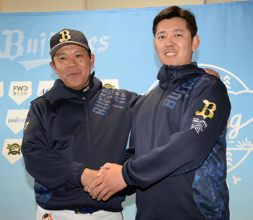 合格の決まった成瀬（右）は西村監督の祝福を受ける（撮影・渦原淳）