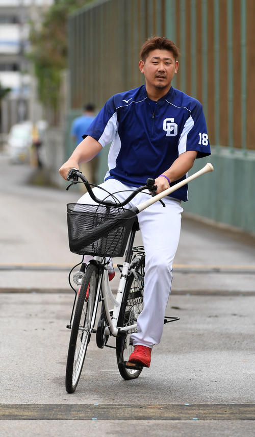 自転車で屋内運動場に移動する松坂（撮影・前岡正明）