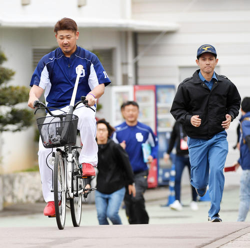 打撃練習を終え自転車で引き揚げる松坂（撮影・前岡正明）