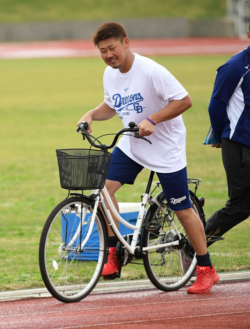 ランニングを終え自転車で引き揚げる松坂（撮影・前岡正明）