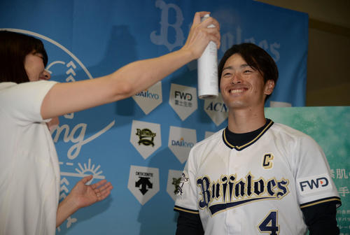 スプレー化粧水をかけられ気持ちよさげな福田周平（撮影・渦原淳）＝2019年2月4日、宮崎市清武