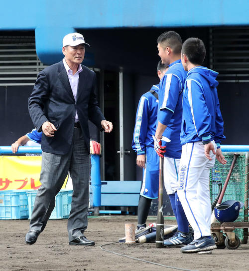 DeNA筒香（右から2人目）に話かける中畑氏（撮影・鈴木正人）