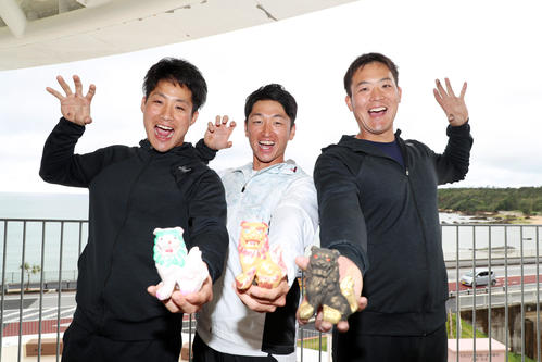色づけをしたシーサーを手にする左から阪神の木浪、近本、斎藤（撮影・加藤哉）