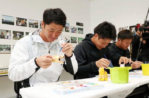 シーサーの色づけをする左から阪神の近本、木浪、斎藤（撮影・加藤哉）