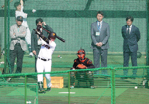 巨人丸（左）のフリー打撃を見る新井貴浩氏（右から2人目）と高橋由伸氏（右端）（撮影・林敏行）