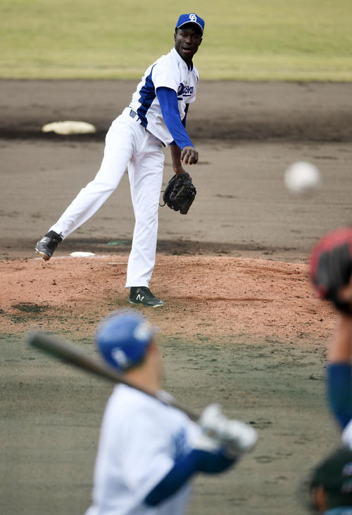 実戦形式の練習に登板した中日テスト生のブリトーは阿部への初球、いきなり暴投（撮影・前岡正明）
