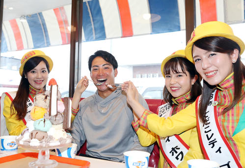 キャンプ休日にアイスクリーム店ブルーシール本店を訪れ、浦添市てだこレディにアイスクリームを食べさせてもらいご満悦のヤクルト吉田（撮影・狩俣裕三）