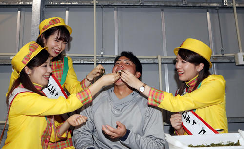 キャンプ休日に漁業組合を訪れ、浦添市てだこレディに海ぶどうを食べさせてもらうヤクルト吉田（中央）（撮影・狩俣裕三）