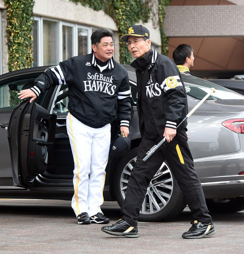 ソフトバンク春季キャンプ第2クール、球場入りする王貞治球団会長と工藤公康監督（撮影・今浪浩三）