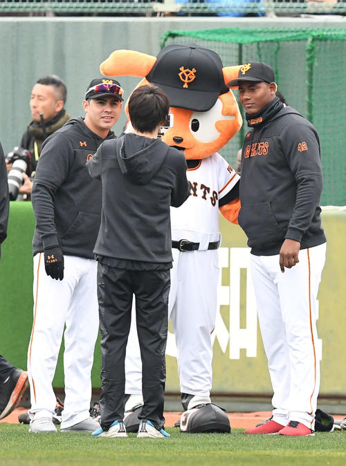 練習前にジャビットと記念撮影するビヤヌエバ（左）とメルセデス（撮影・山崎安昭）
