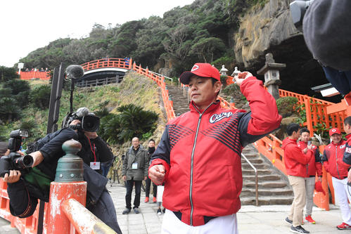 運玉を投げ入れる広島緒方孝市監督