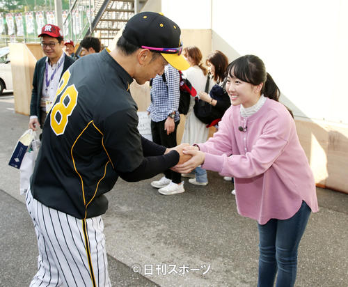 球場に到着した阪神矢野監督（左）と握手する本田望結（撮影・加藤哉）
