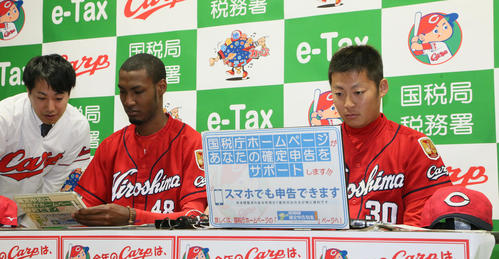 e－Taxを体験する広島一岡竜司（右）とアドゥワ誠（撮影・栗木一考）