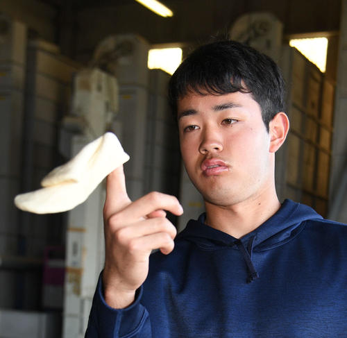 ピザ生地を指で回して見せる太田椋（撮影・渦原淳）