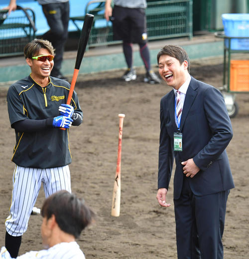 宜野座を訪れた新井貴浩氏（右）が鳥谷と話す（撮影・清水貴仁）