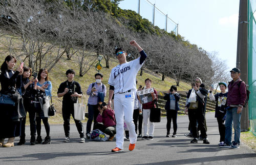 坂道ダッシュを走りきりガッツポーズを決める西武内海（撮影・たえ見朱実）