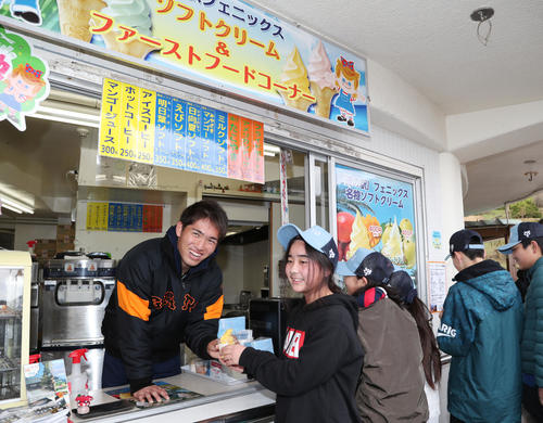 「道の駅フェニックス」で一日駅長を務め、ソフトクリームを作って子どもたちに手渡す巨人高橋（撮影・林敏行）