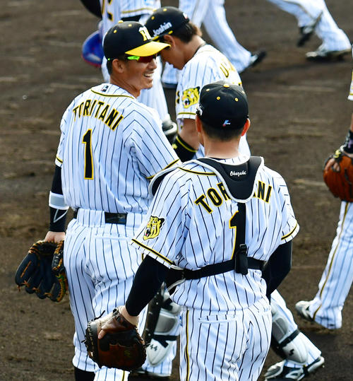背番号1の鳥谷が2人！？岡崎（右）と鳥谷が同じ背番号1のユニホームで練習を行う（撮影・清水貴仁）