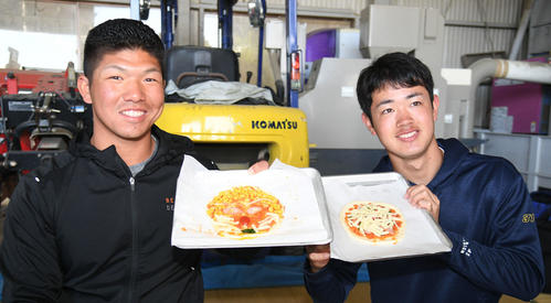 ピザ作りに挑戦したオリックス頓宮裕真（左）と太田椋は自作品を披露する（撮影・渦原淳）