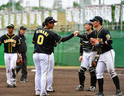 紅白戦　紅白戦に勝利しタッチを交わす木浪（左）と北條（撮影・清水貴仁）