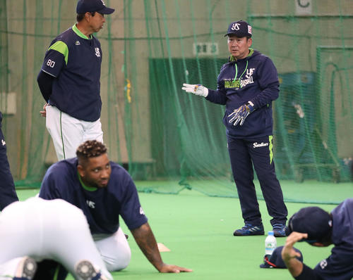この日から合流し、小川監督（左）と話をする若松臨時コーチ（撮影・狩俣裕三）