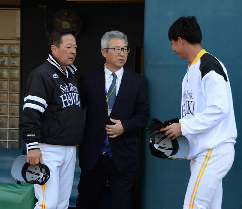 ソフトバンクキャンプを訪れた達川光男氏（中央）。左は森浩之ヘッドコーチ（撮影・今浪浩三）