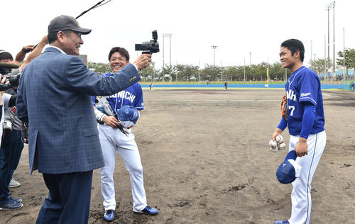 ビデオカメラをまわす中畑氏（左）と談笑する中日根尾（右）。中央は大島（撮影・鈴木みどり）
