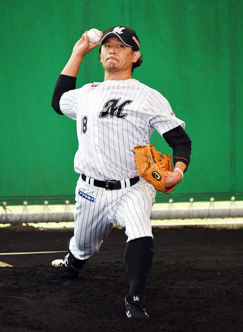 ブルペンで力投するロッテ涌井（撮影・滝沢徹郎）
