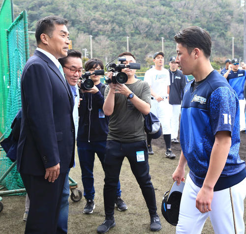 日本ハム2軍キャンプを訪れた山本昌氏（左）にあいさつする吉田輝（撮影・江口和貴）