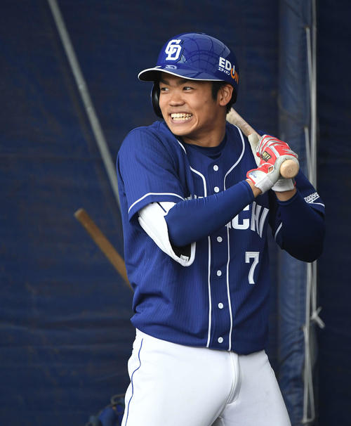 ブルペンで打席に立ち、笑顔を見せる中日根尾（撮影・鈴木みどり）