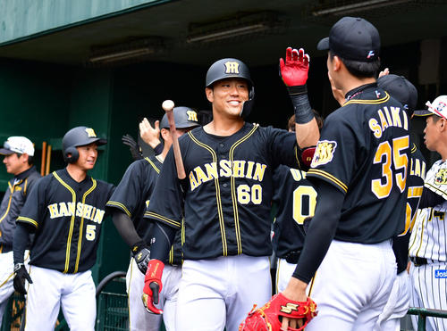 2回表紅組2死二、三塁、左越え3点本塁打を放つ中谷将大（撮影・清水貴仁）