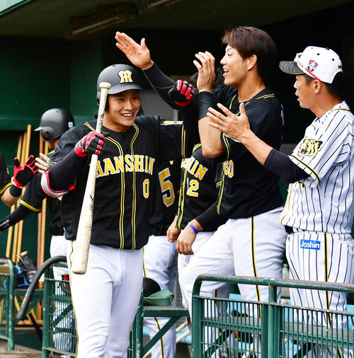 6回表紅組2死一、二塁、右越え3点本塁打を放ち中谷将大（中央）らから出迎えを受ける木浪聖也（左）（撮影・清水貴仁）