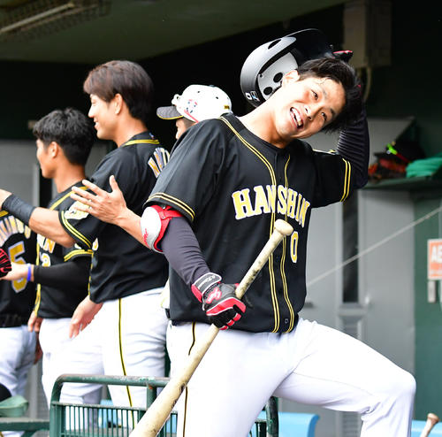 6回表紅組2死一、二塁、右越え3点本塁打を放ち笑顔で生還する木浪聖也（撮影・清水貴仁）