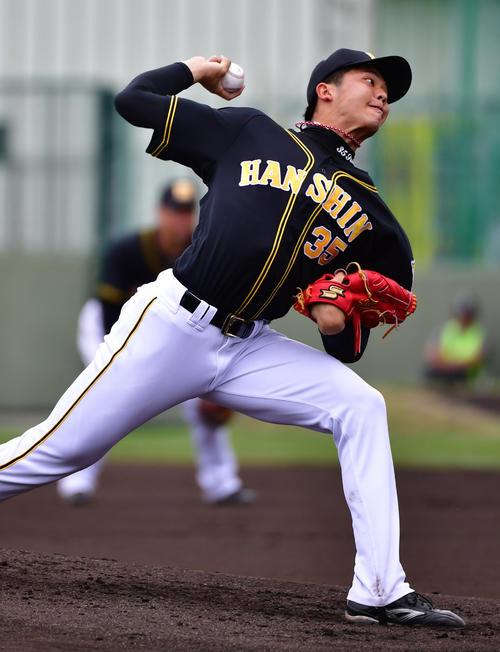 紅白戦に先発する才木浩人（撮影・清水貴仁）＝2019年2月7日、かりゆしホテルズボールパーク宜野座