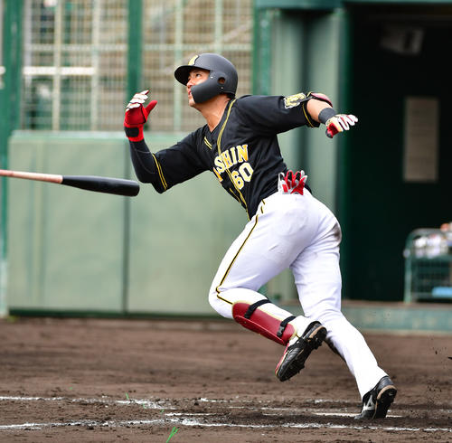 2回表紅組2死二、三塁、左越え3点本塁打を放つ中谷将大（撮影・清水貴仁）
