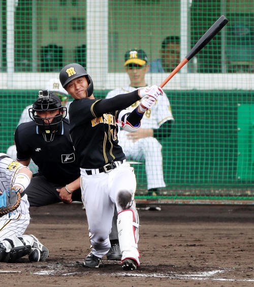 紅白戦　2回表紅組2死一塁、坂本は左越え2点本塁打を放つ（撮影・加藤哉）