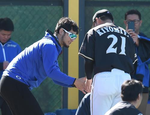 キャンプ地を訪れ、日本ハム清宮（右）に握手で激励するカブス・ダルビッシュ（撮影・菅敏）
