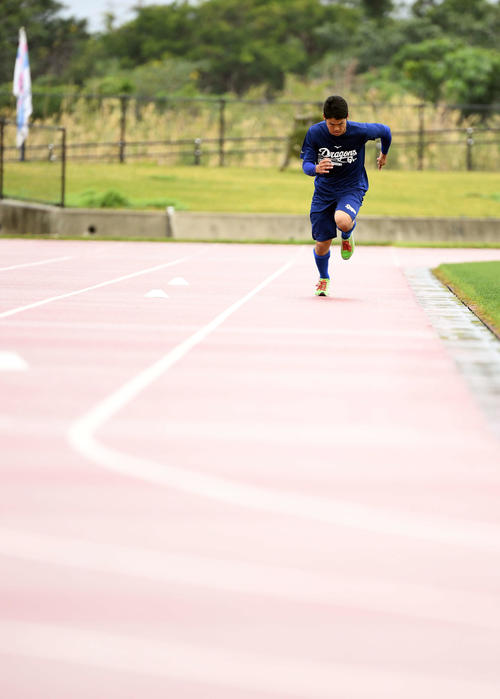 陸上競技場でダッシュする中日根尾（撮影・鈴木みどり）